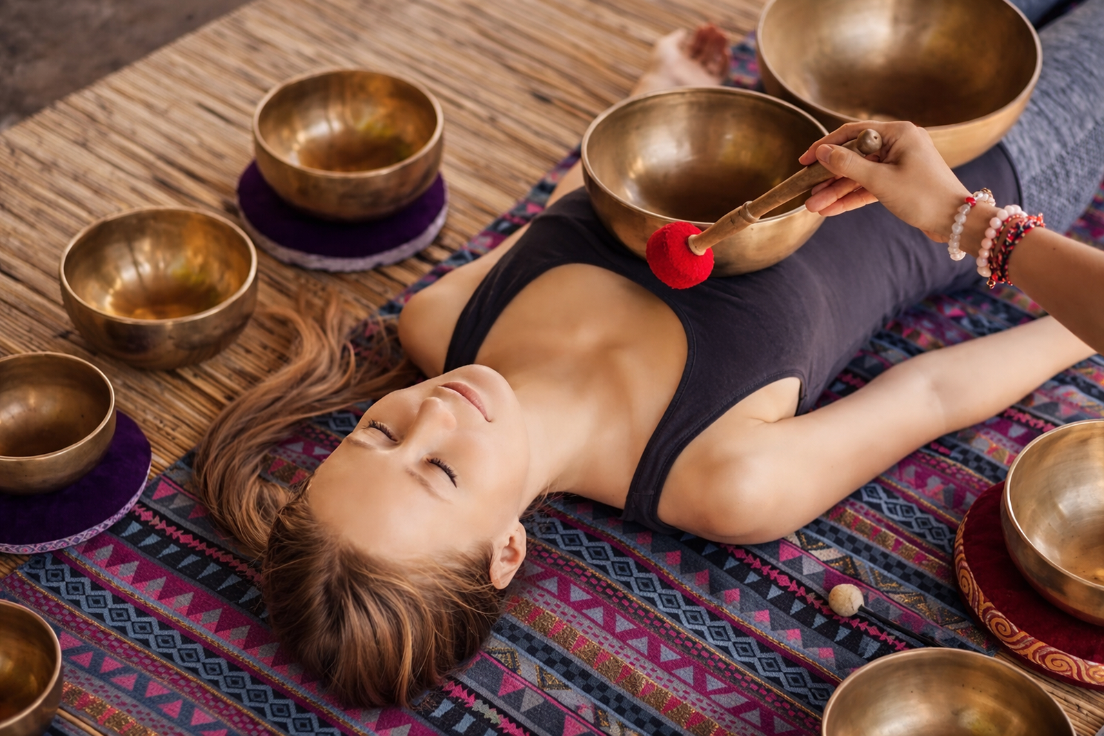 Séance de massage sonore avec bols chantants